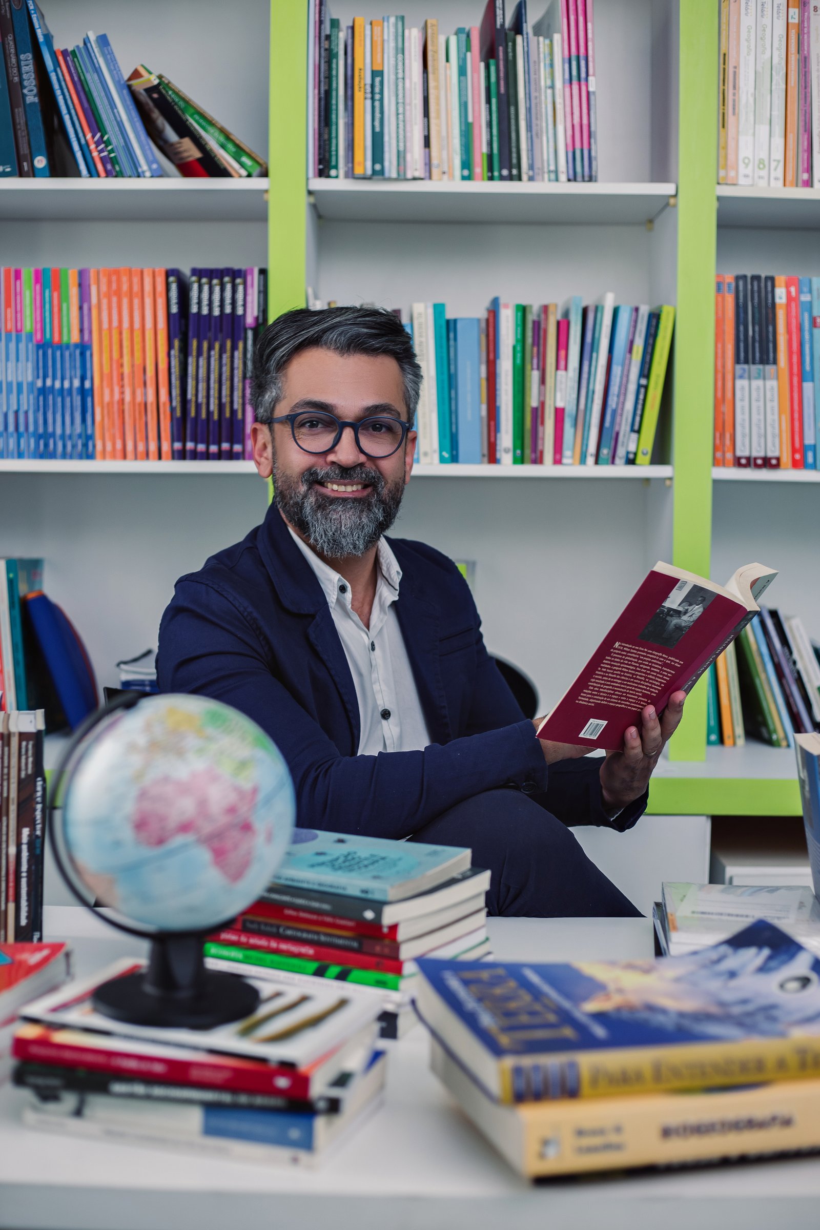 Professor Janilton segurando um livro